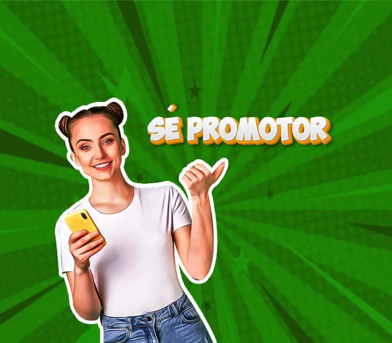 mujer joven registrándose en su teléfono para ser promotor de ventas