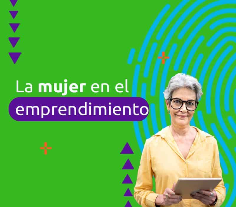 Mujer adulta sonriente mientras trabaja en su emprendimiento