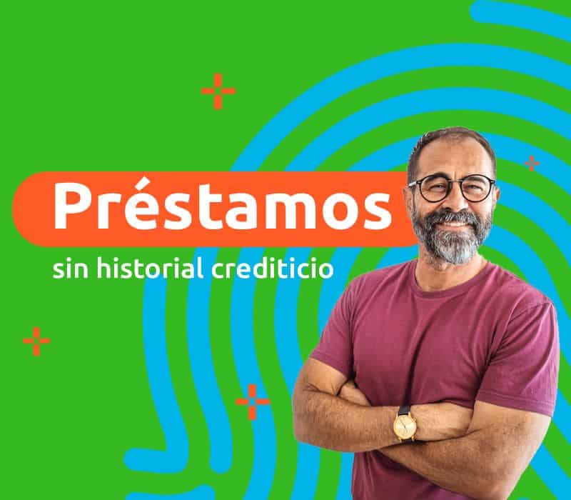 Hombre mayor sonriente pensando en préstamos sin historial crediticio.